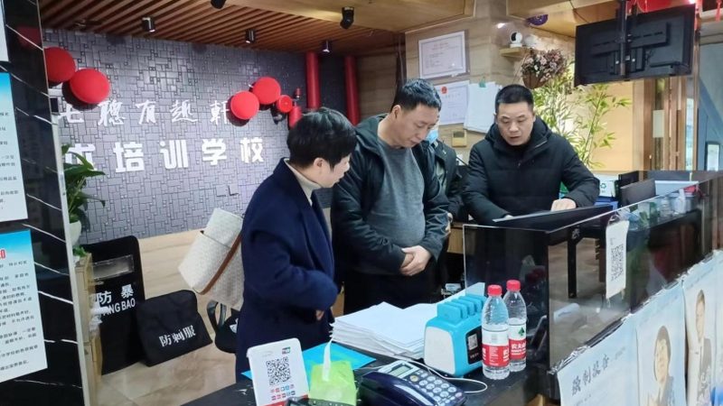 以下是一些电工培训教材推荐：